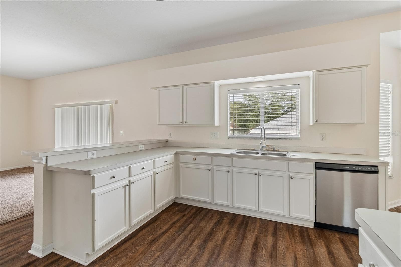 Kitchen - 3307 PINE TOP DR, VALRICO