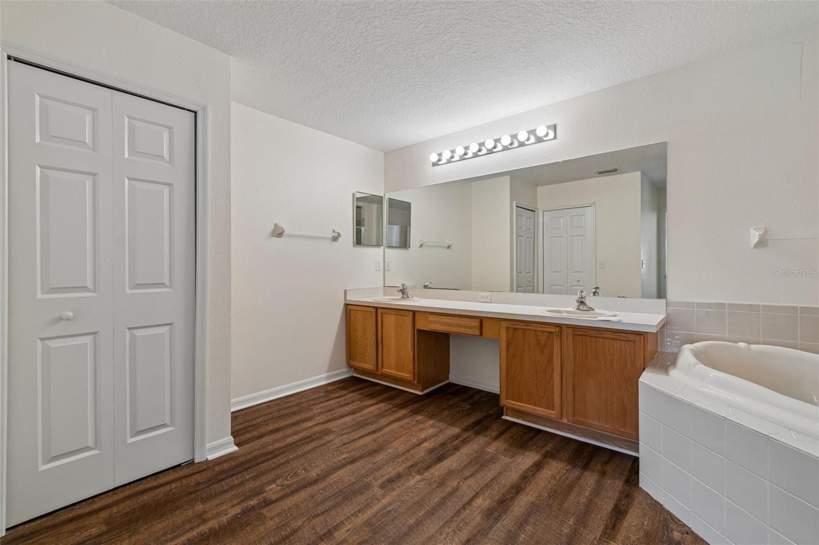 Owner Bath - 3307 PINE TOP DR, VALRICO
