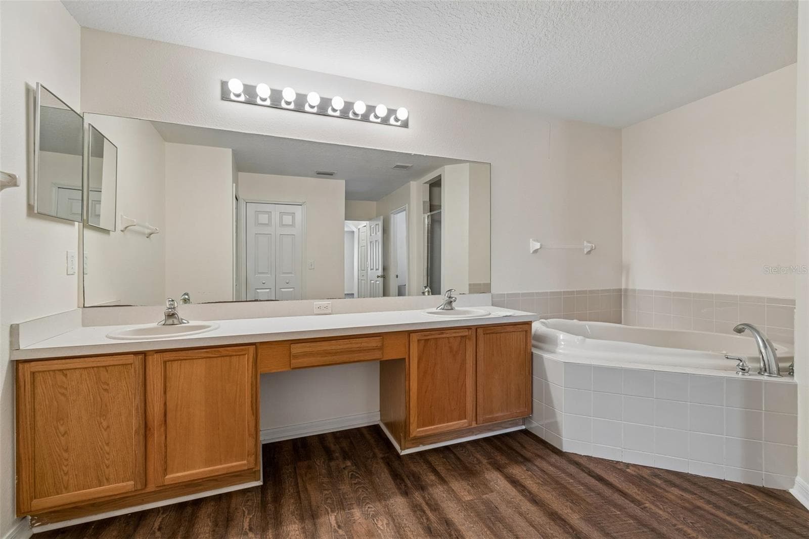 Owner Bath - 3307 PINE TOP DR, VALRICO