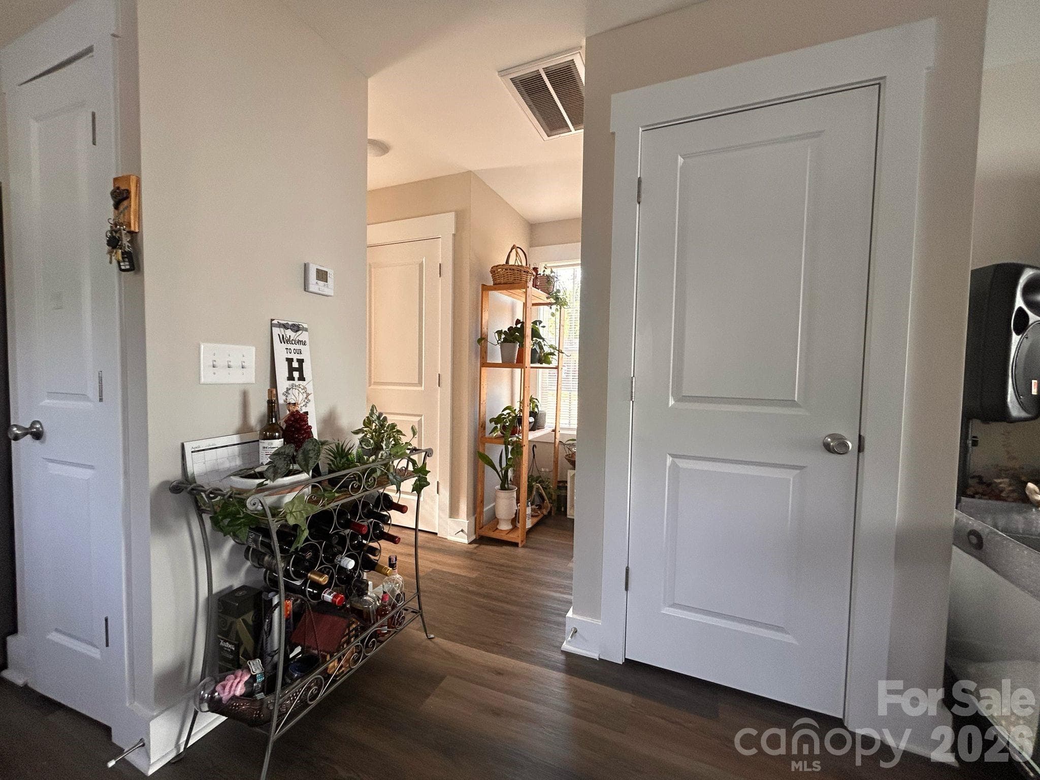 Single Family Residence at 606 E Carpenter Street, Dallas, photo 4 of 12