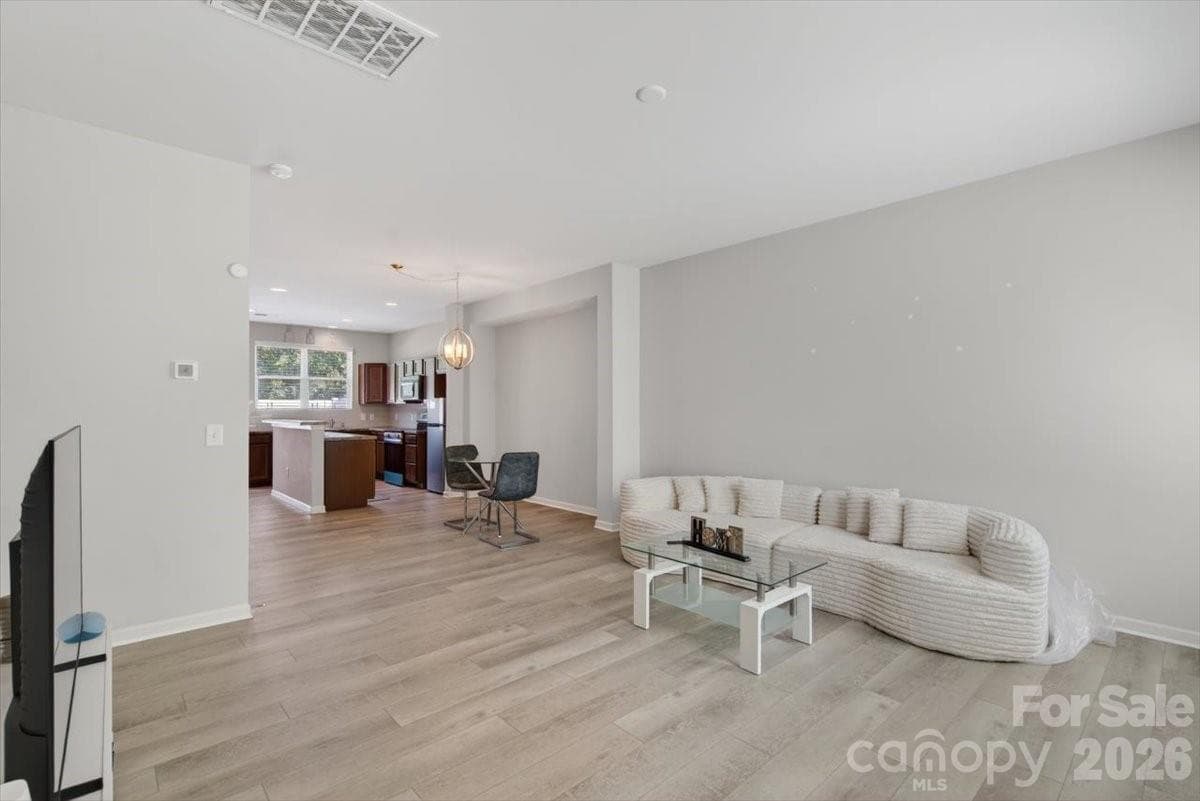 Open and airy floor plan - Mount Holly