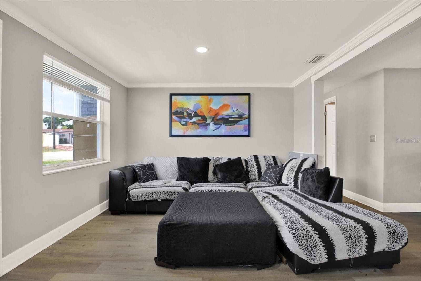 living room/wide hallway to bedrooms and a bathroom - 3920 BEACON SQUARE DR, HOLIDAY