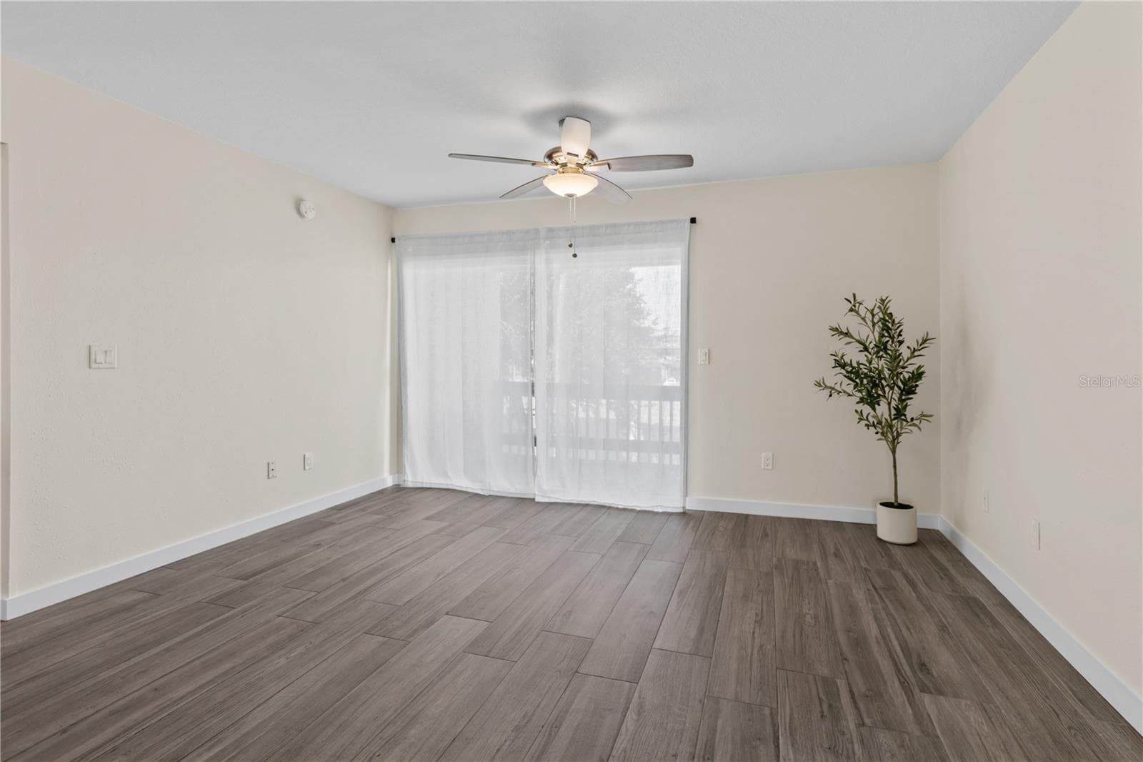 Large Living Room - 3405 CLARK RD #205, SARASOTA