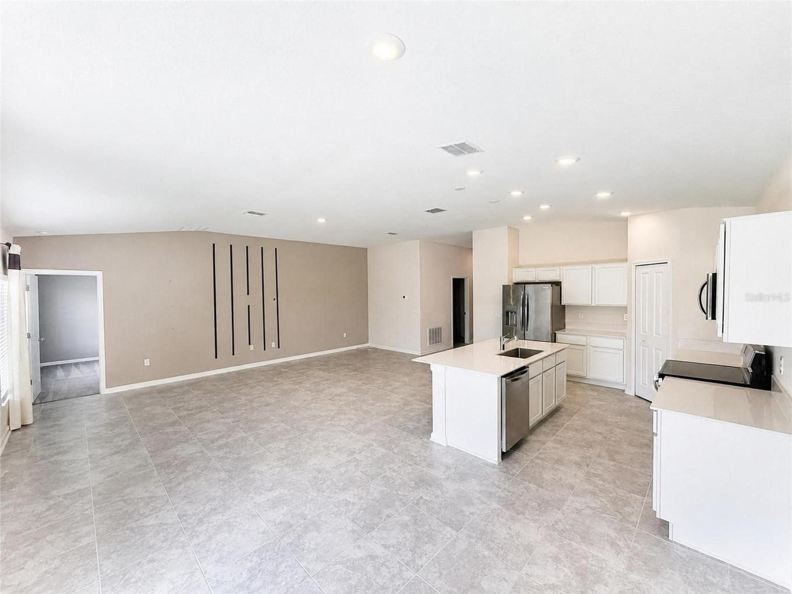 Family Room / Dining - 5638 LOGGIA LN, KISSIMMEE