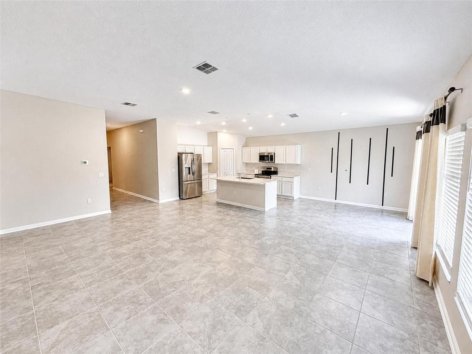 Family Room / Dining - 5638 LOGGIA LN, KISSIMMEE
