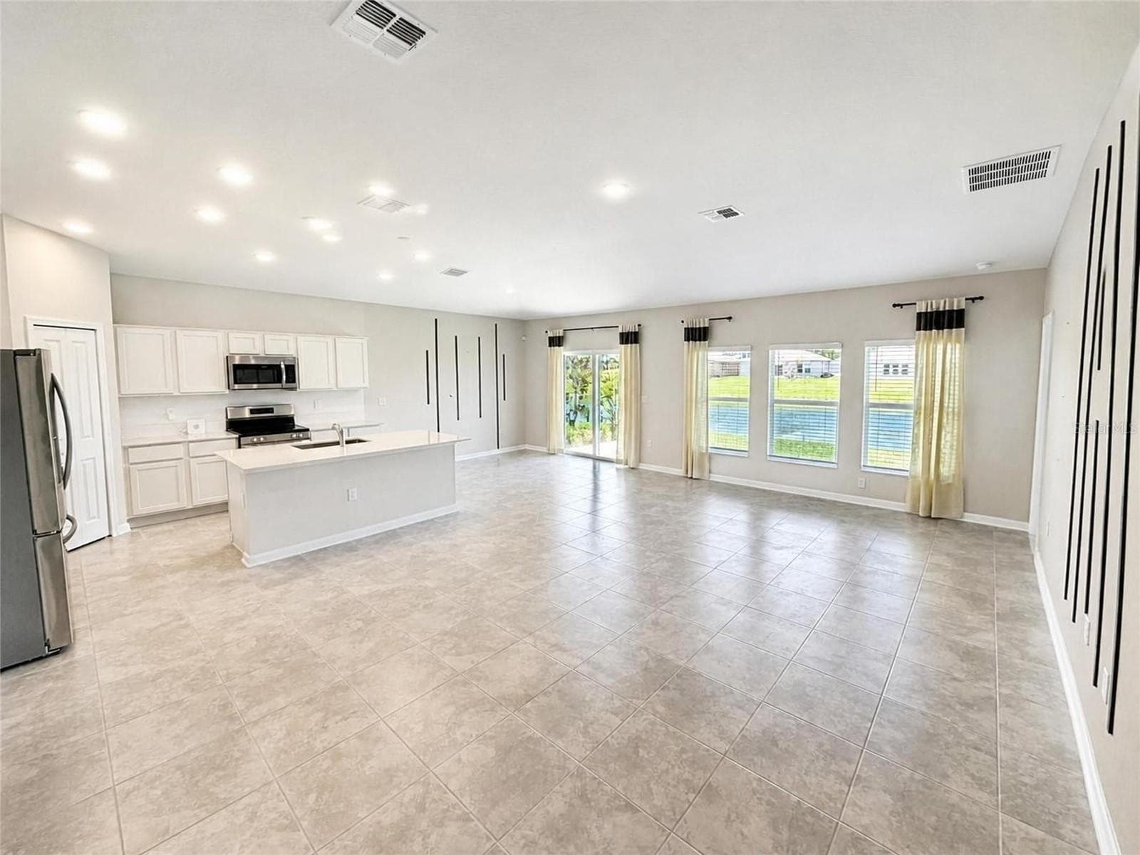 Family Room / Dining - 5638 LOGGIA LN, KISSIMMEE