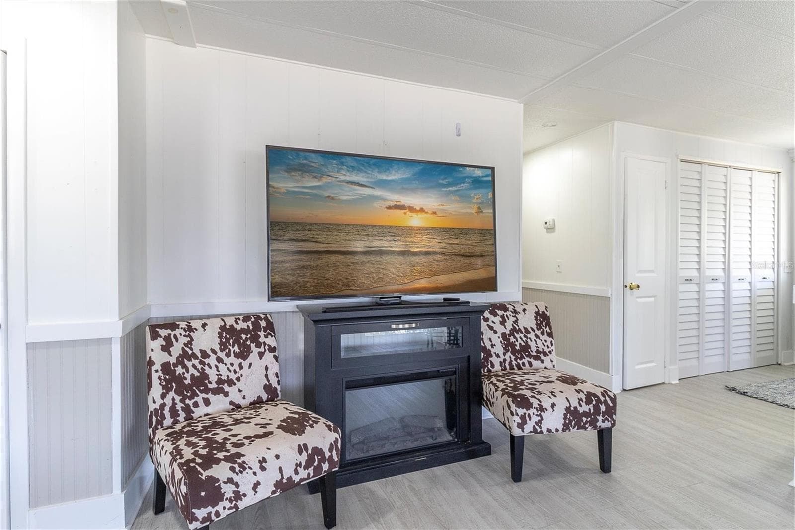 Electric Fire place located in the living room. - 6629 TOWER DR, HUDSON