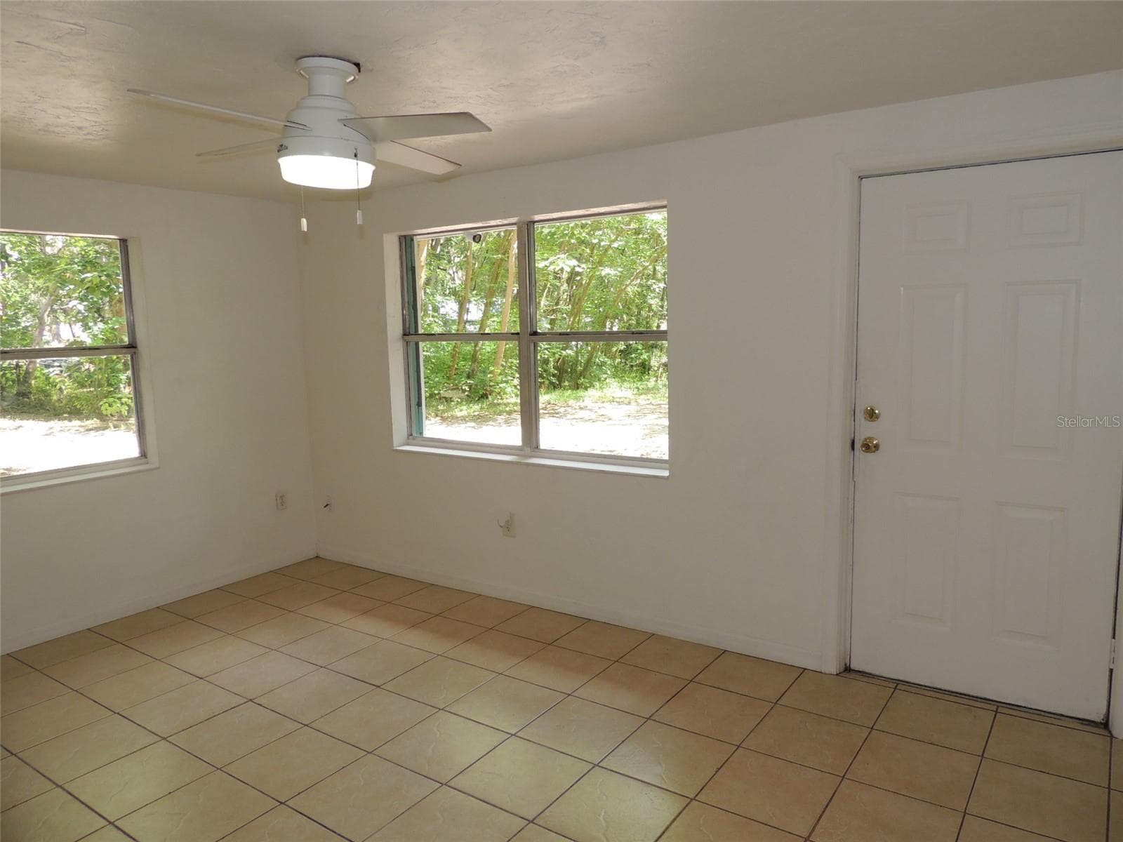 Living Room - 1146 NE 2ND PL, WILLISTON