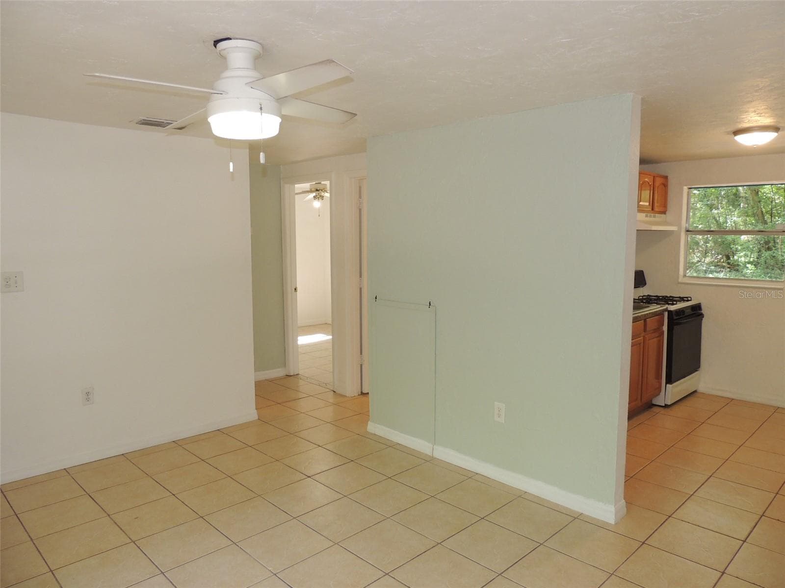 Living Room - 1146 NE 2ND PL, WILLISTON