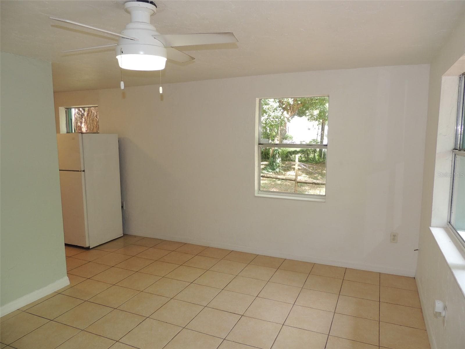 Living Room - 1146 NE 2ND PL, WILLISTON