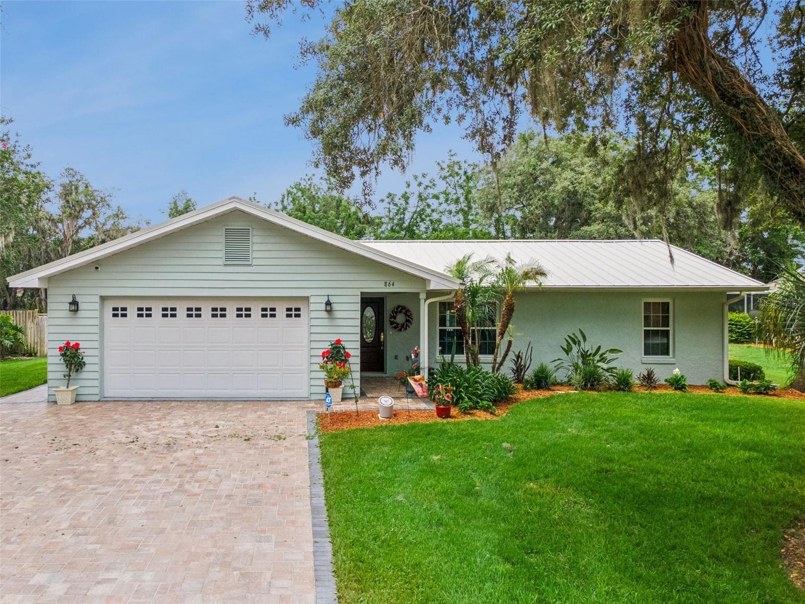 864 REDWOOD WAY