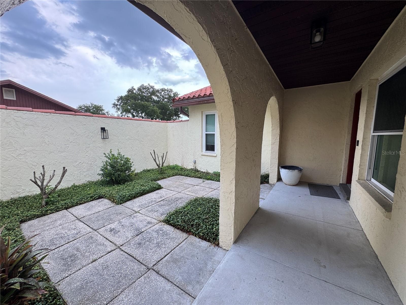 front courtyard - 1809 STELLA CT N, LAKELAND