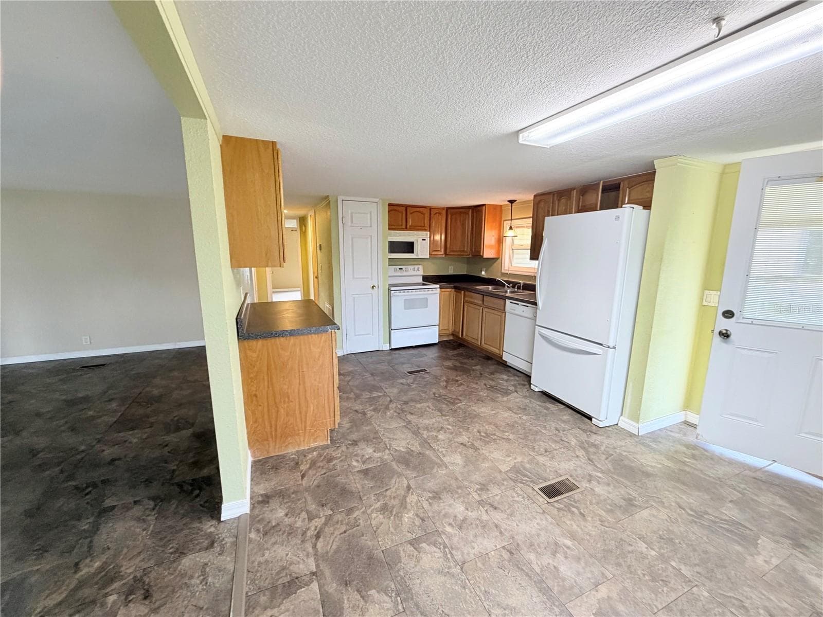 Manufactured Home at 14224 SANDHURST ST, BROOKSVILLE, photo 5 of 28