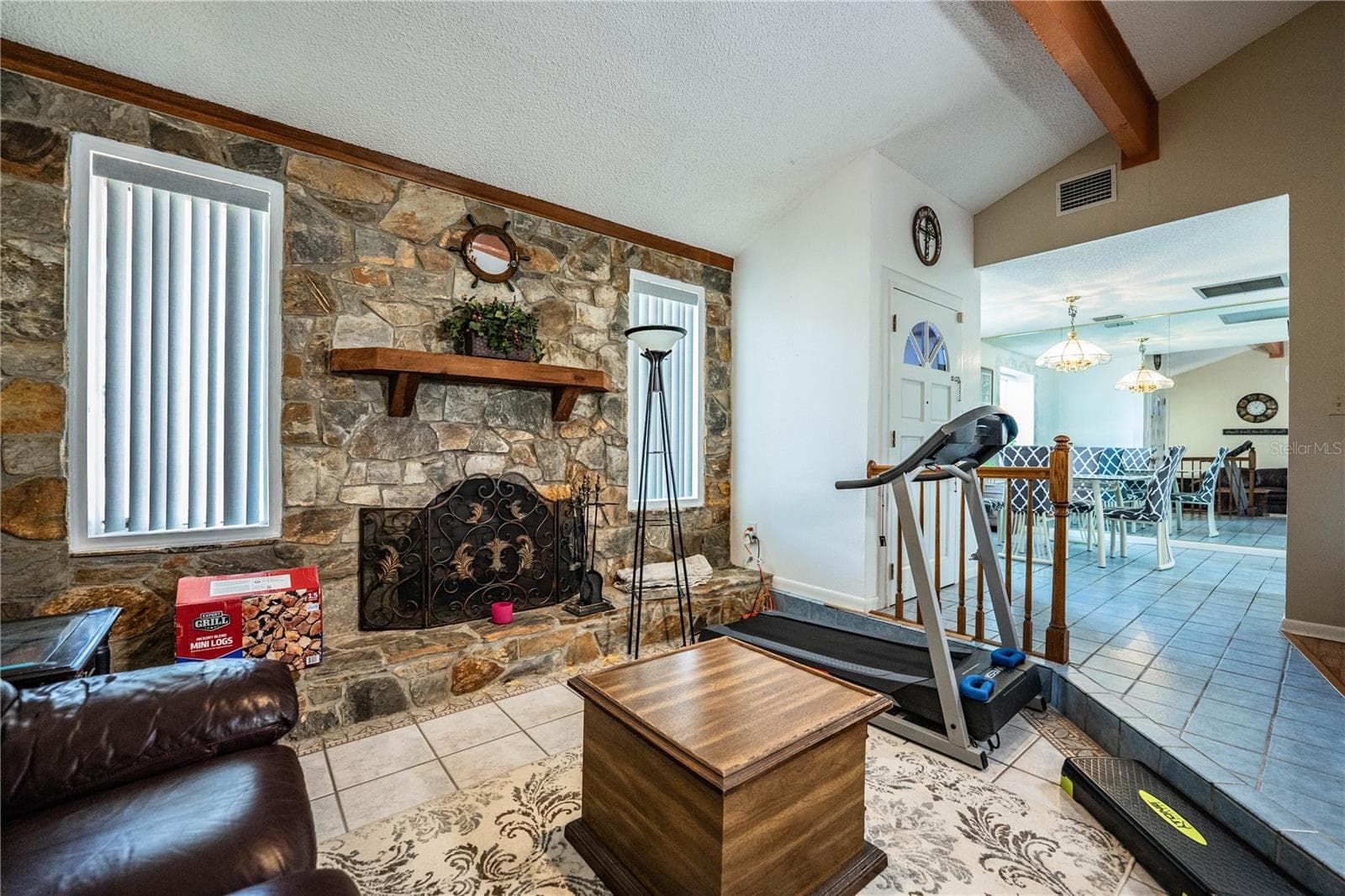 Sunken Living Room - 85 COUNTRY CLUB LN, MULBERRY