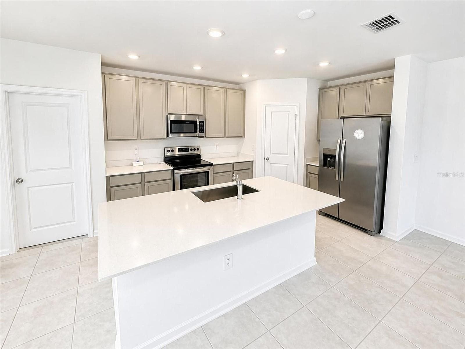 Kitchen - 809 TIMBERLAND DR, EAGLE LAKE