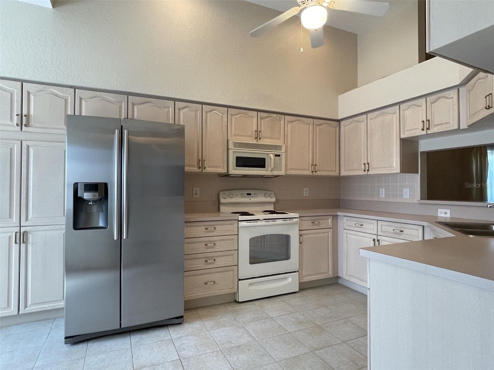 Large kitchen with loads of cabinet/storage - 2784 ALEXANDER DR, CLEARWATER