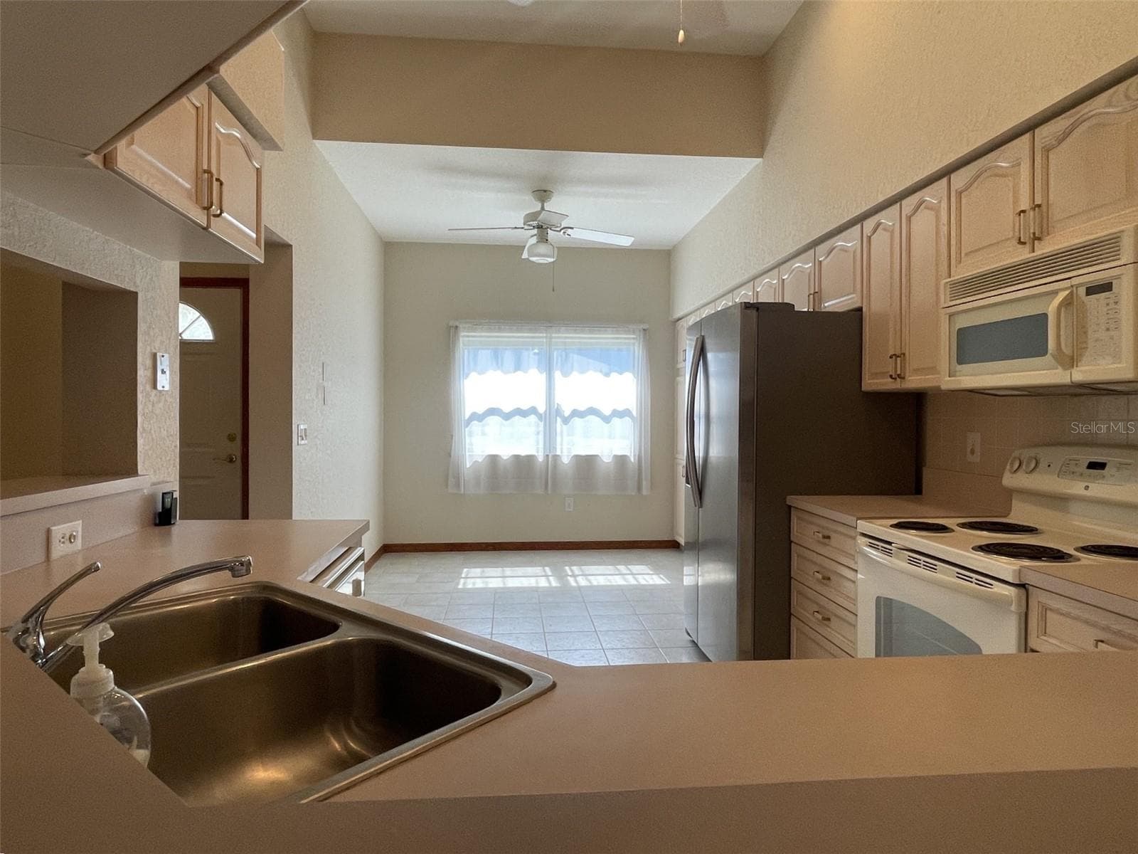 Cabinet style pantry with eating space in kitchen - 2784 ALEXANDER DR, CLEARWATER