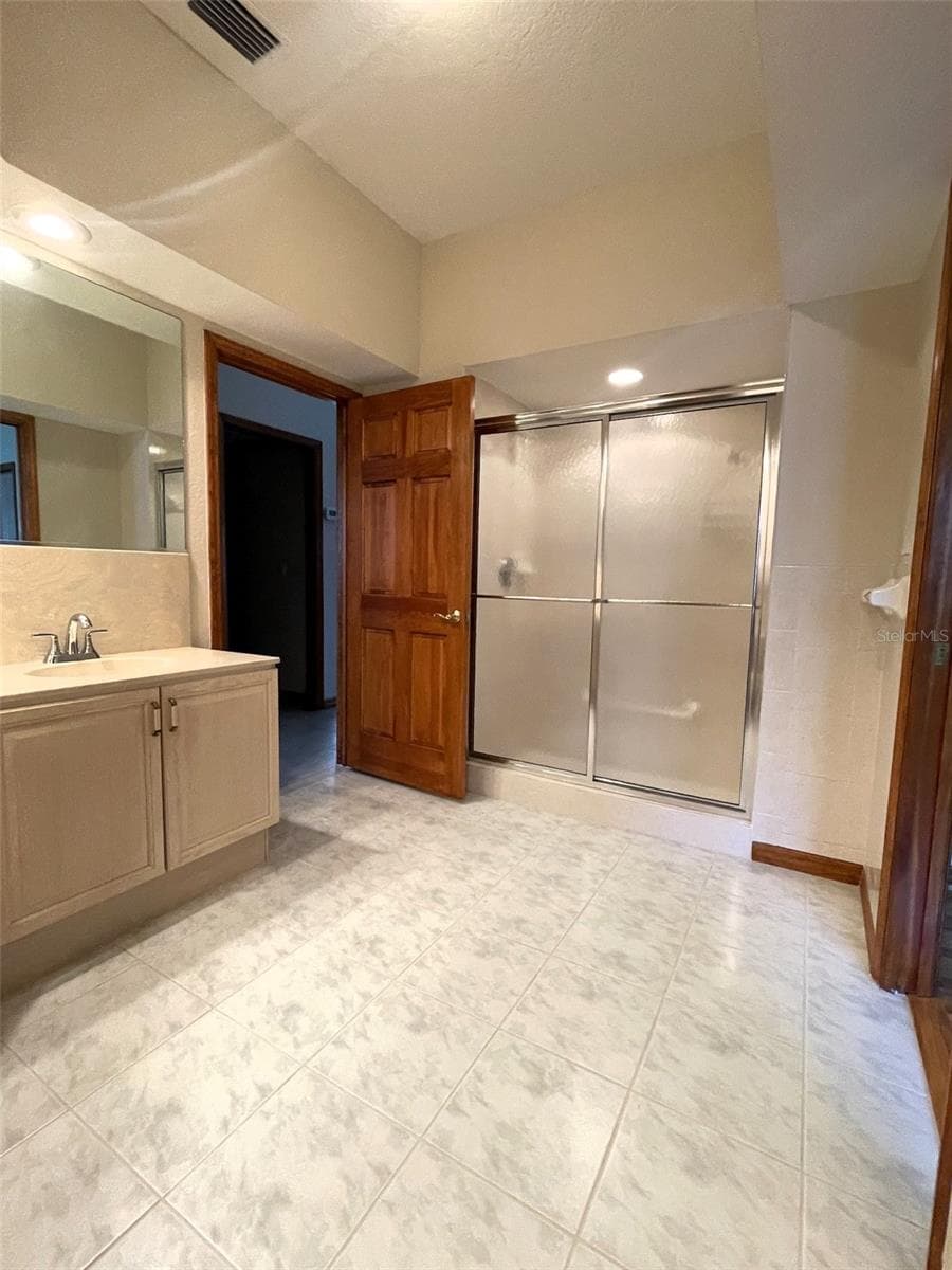 Spacious 2nd Full Bathroom - 2784 ALEXANDER DR, CLEARWATER