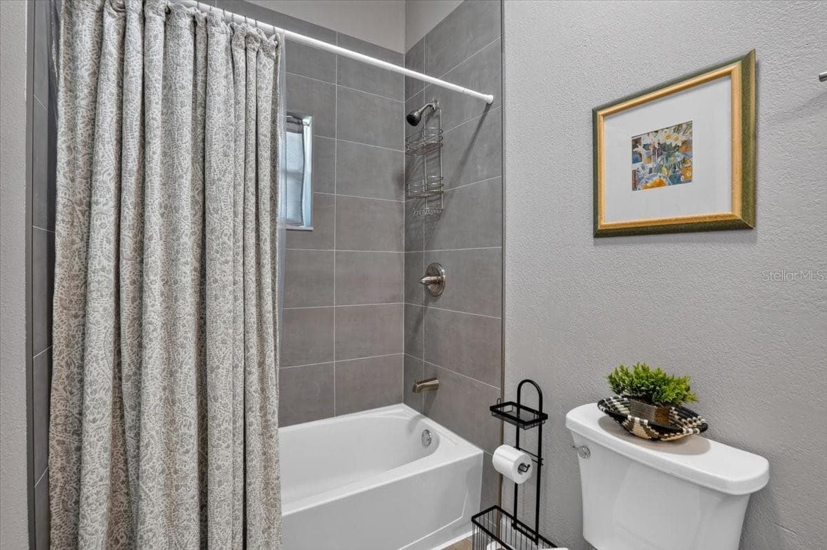 Guest bath en-suite in guest bedroom shower tub combo - 11740 DARSEY RD, PARRISH