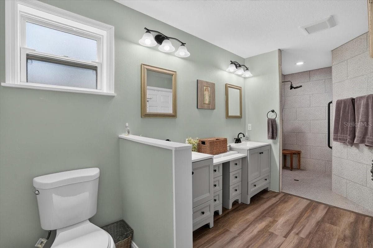 Primary bathroom guest house - 11740 DARSEY RD, PARRISH