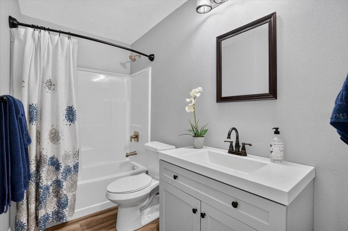 Guest bathroom guest house - 11740 DARSEY RD, PARRISH