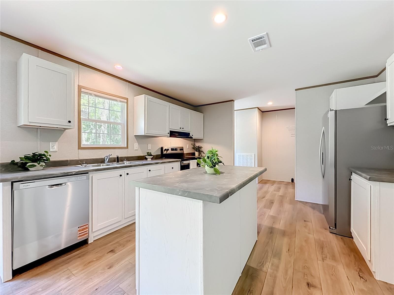 Kitchen with island - 115 BETSY ROSS PL, SATSUMA