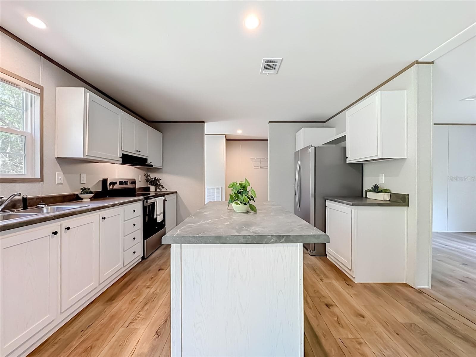 Kitchen with island - 115 BETSY ROSS PL, SATSUMA
