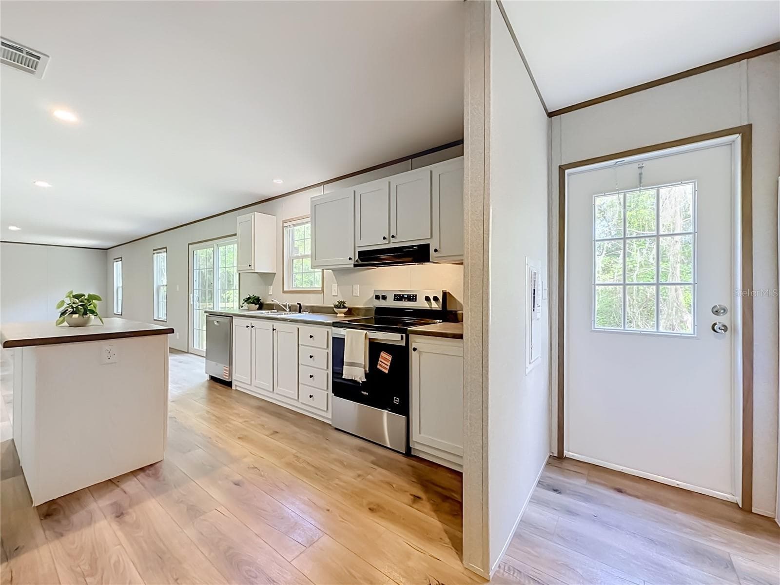 Kitchen and back door near utility room - 115 BETSY ROSS PL, SATSUMA