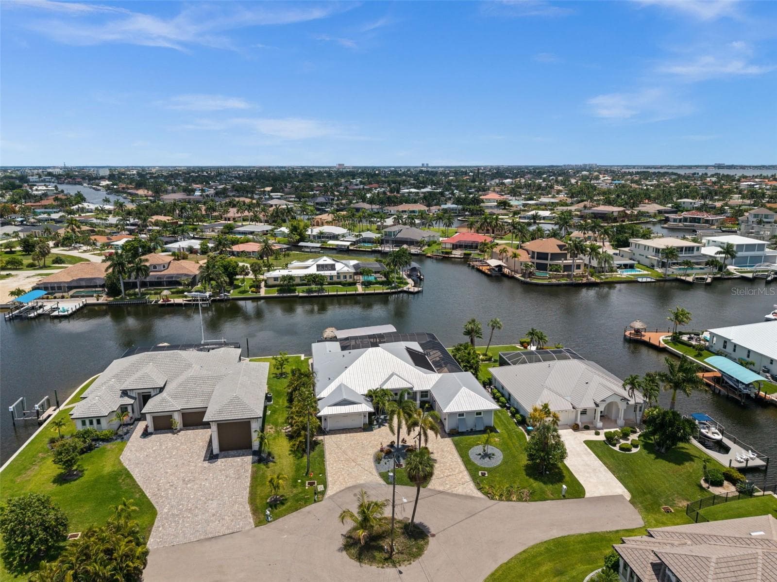 Amazing Intersecting Canal Views at 105 SW 52nd St - 105 SW 52ND ST, CAPE CORAL