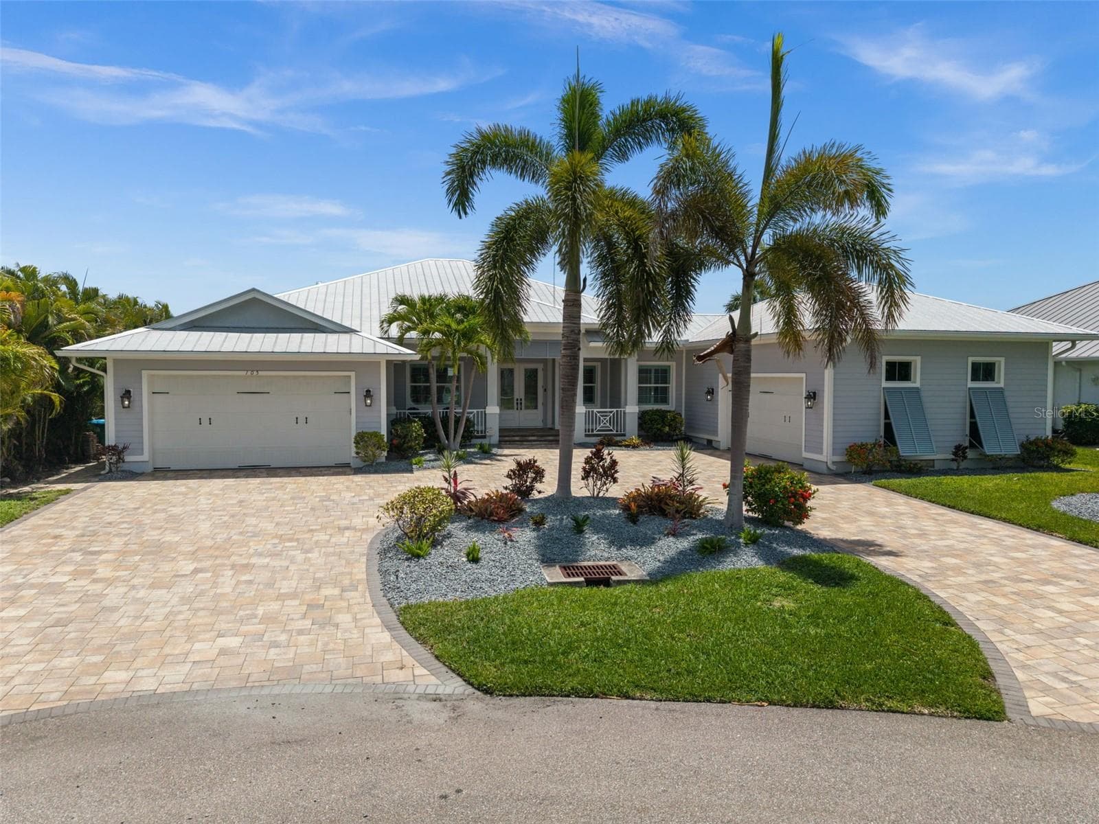 Beautiful home with garage space for 5+ cars - 105 SW 52ND ST, CAPE CORAL
