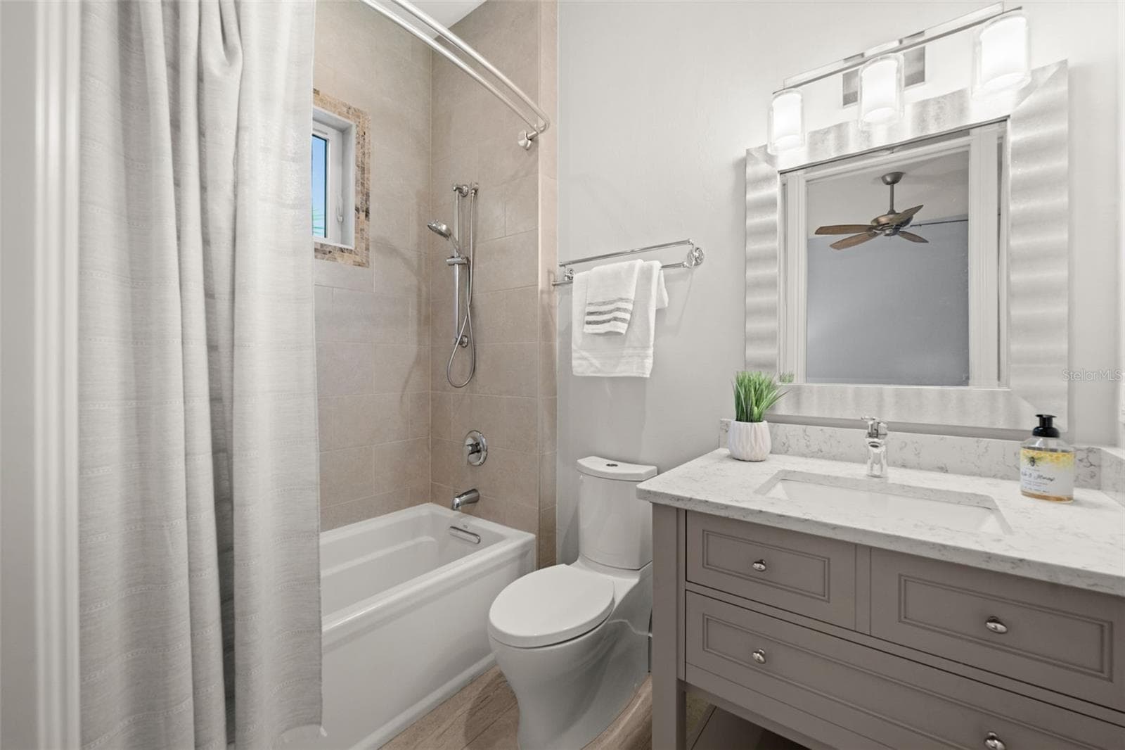 Ensuite bath to the 2nd bedroom / junior suite - 105 SW 52ND ST, CAPE CORAL