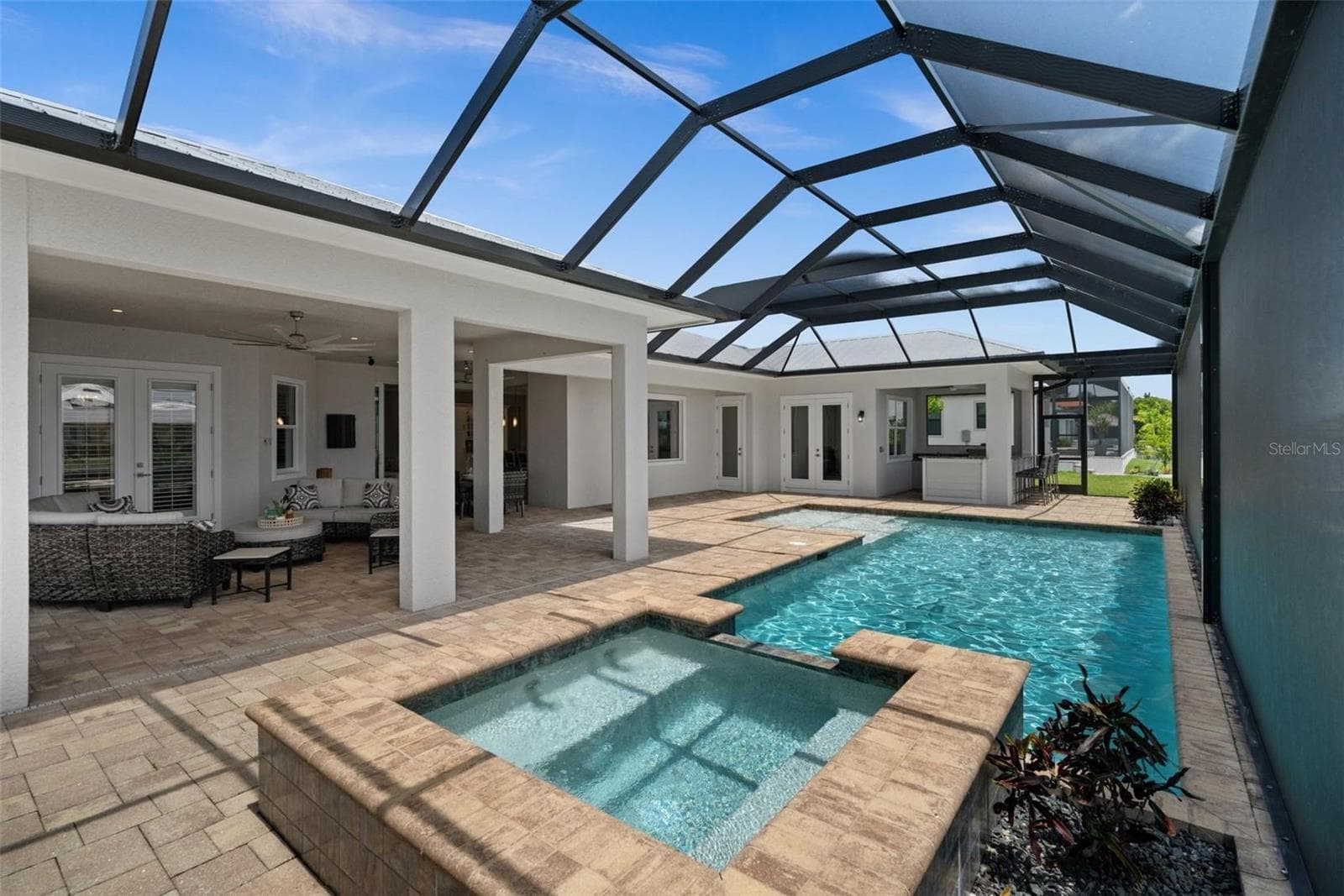 Heated saltwater pool and spa, outdoor kitchen and huge lanai - 105 SW 52ND ST, CAPE CORAL