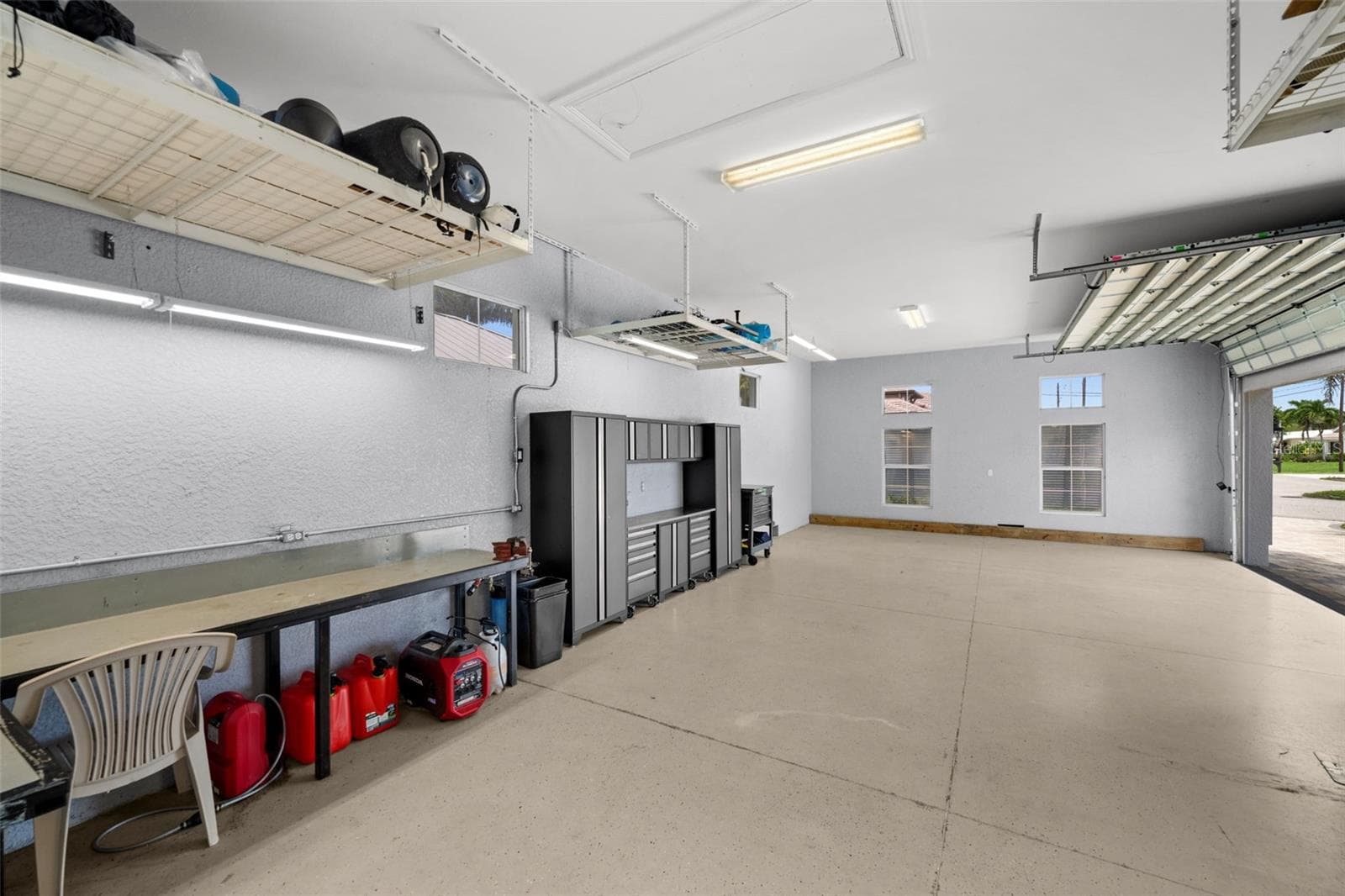 Additional 3+ car garage / man cave - 105 SW 52ND ST, CAPE CORAL