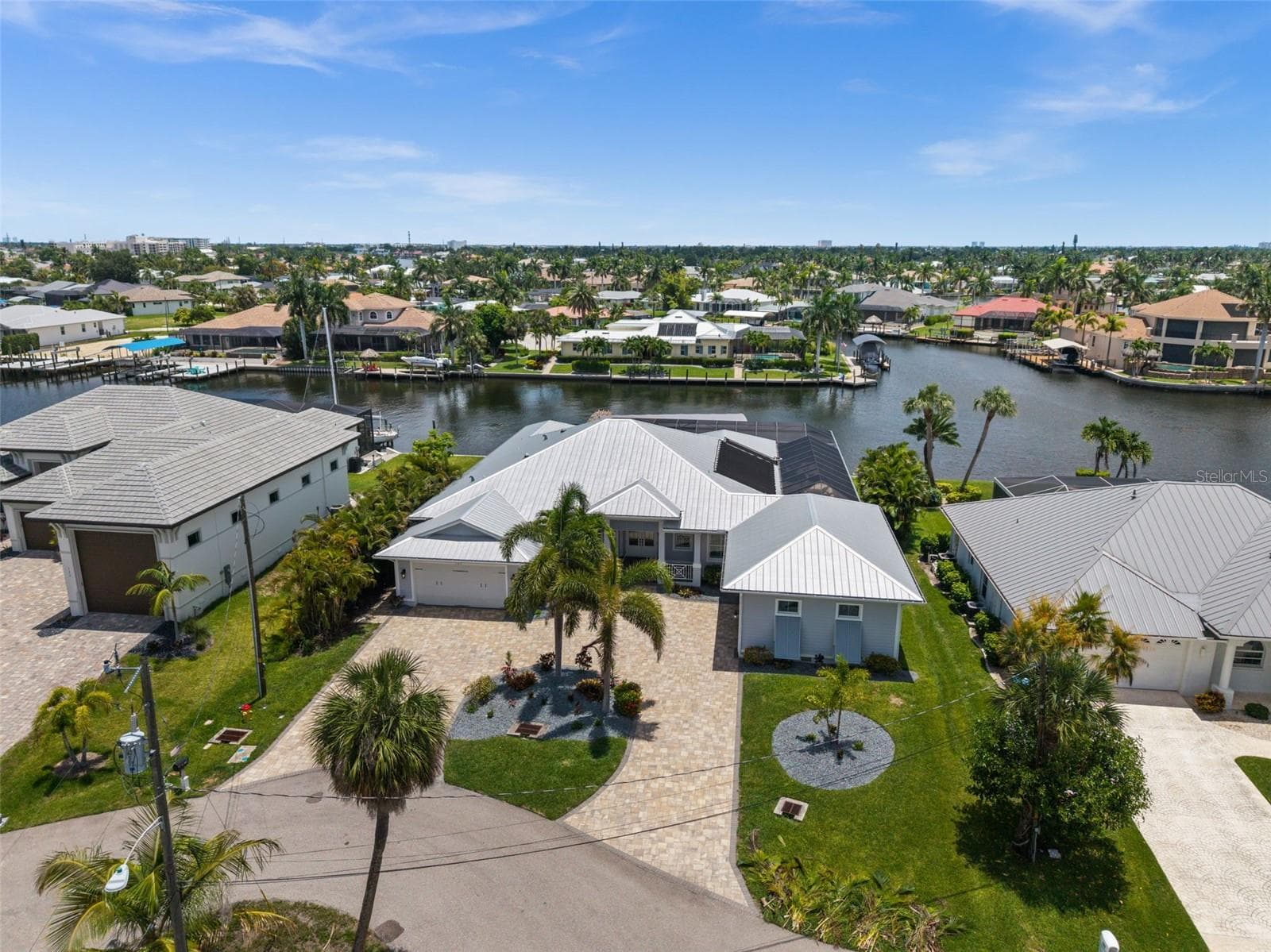 Circle drive is all pavers - 105 SW 52ND ST, CAPE CORAL
