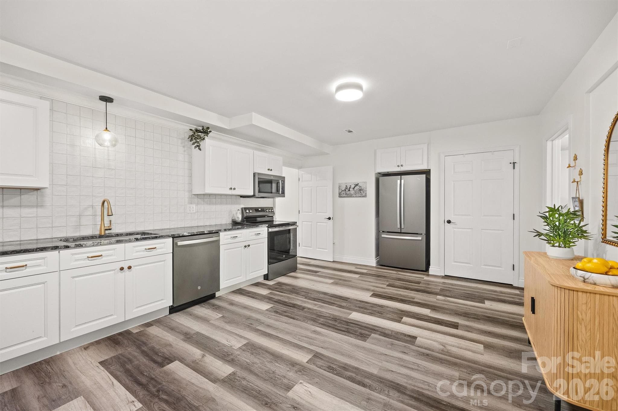 Full Kitchen in 2nd Living Quarters - 121 Isle Run Drive, Mooresville