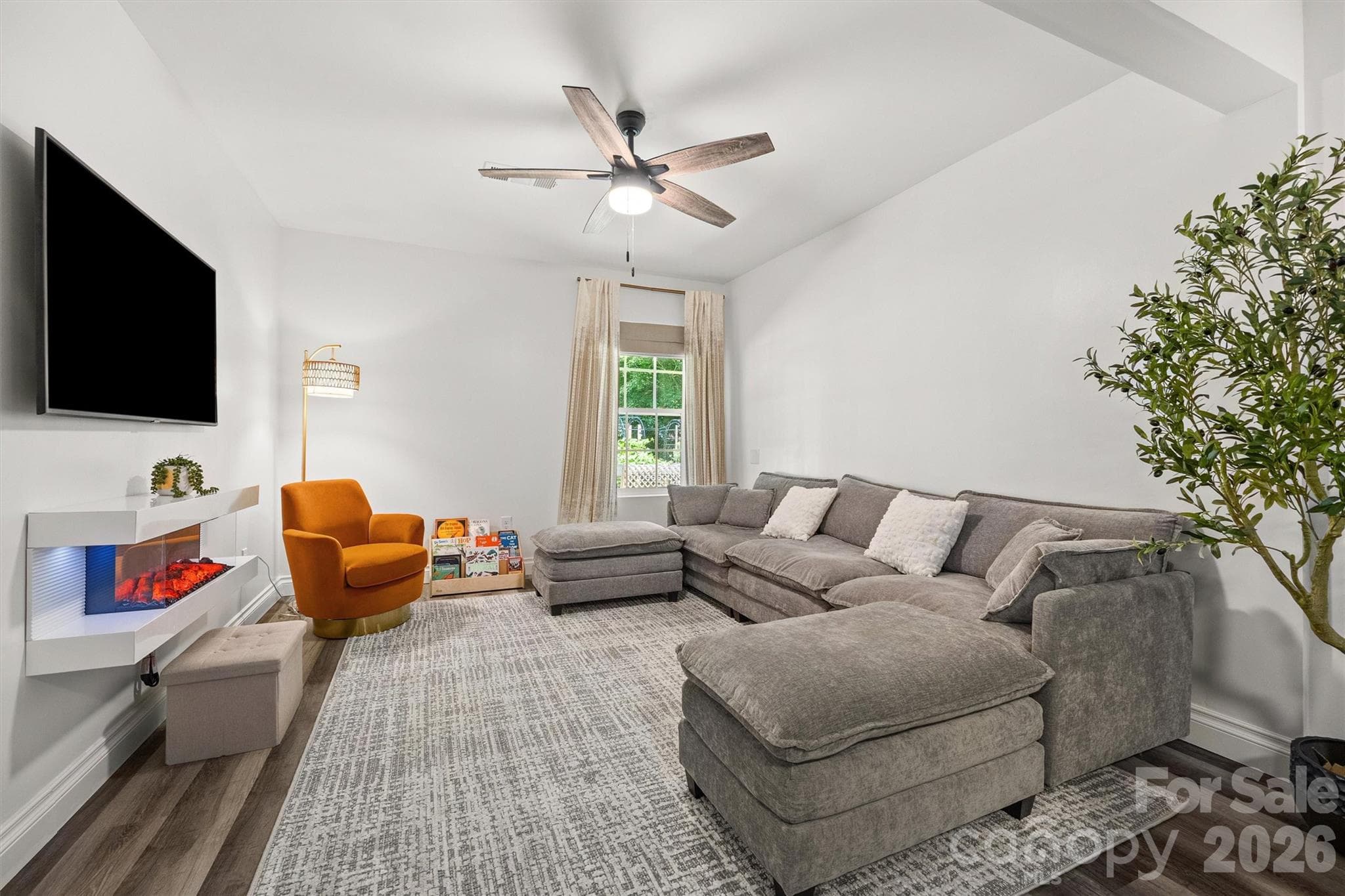 Large sitting are in 2nd Living Quarters - 121 Isle Run Drive, Mooresville