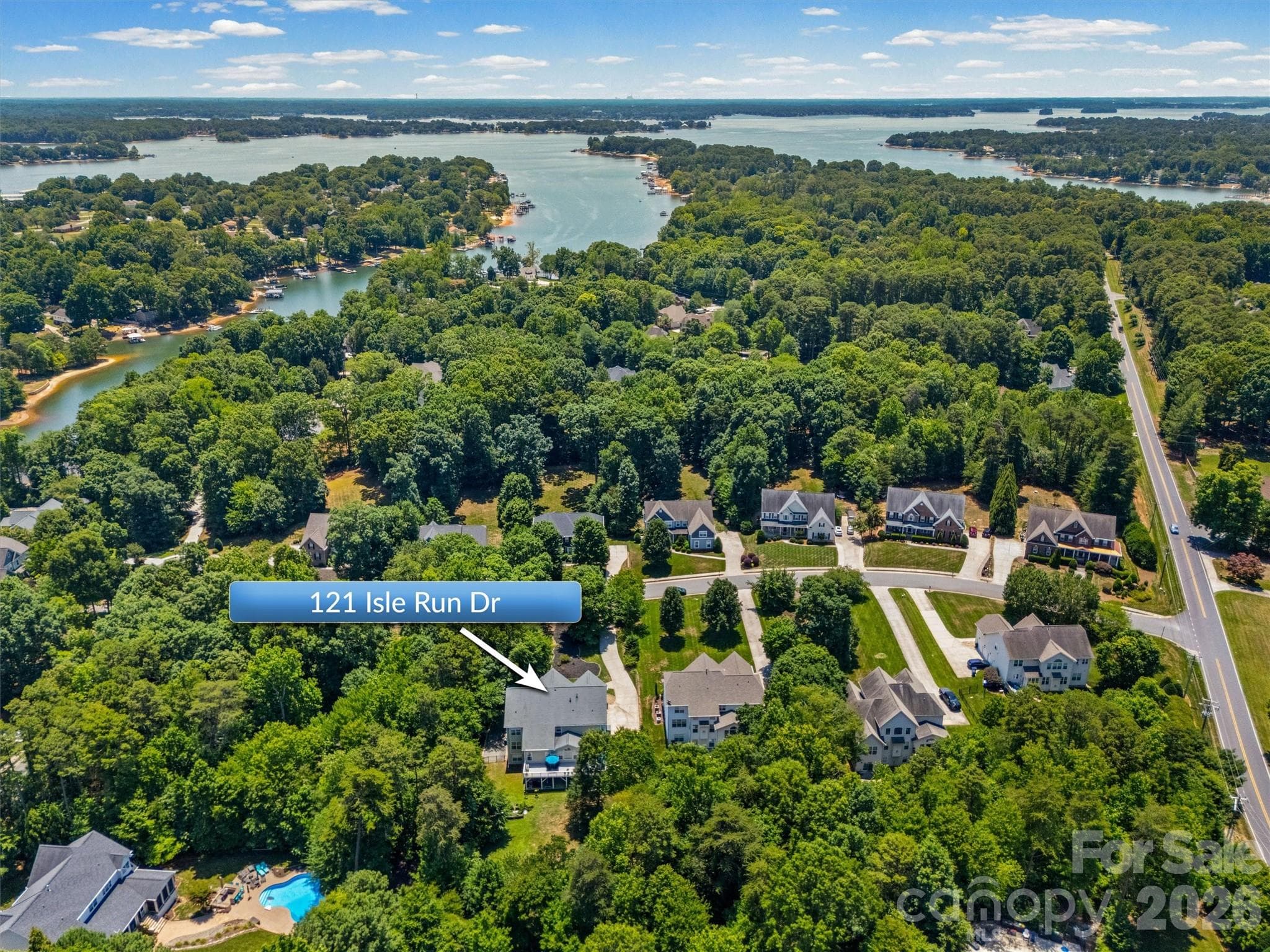 A short walk to Lake Norman - 121 Isle Run Drive, Mooresville
