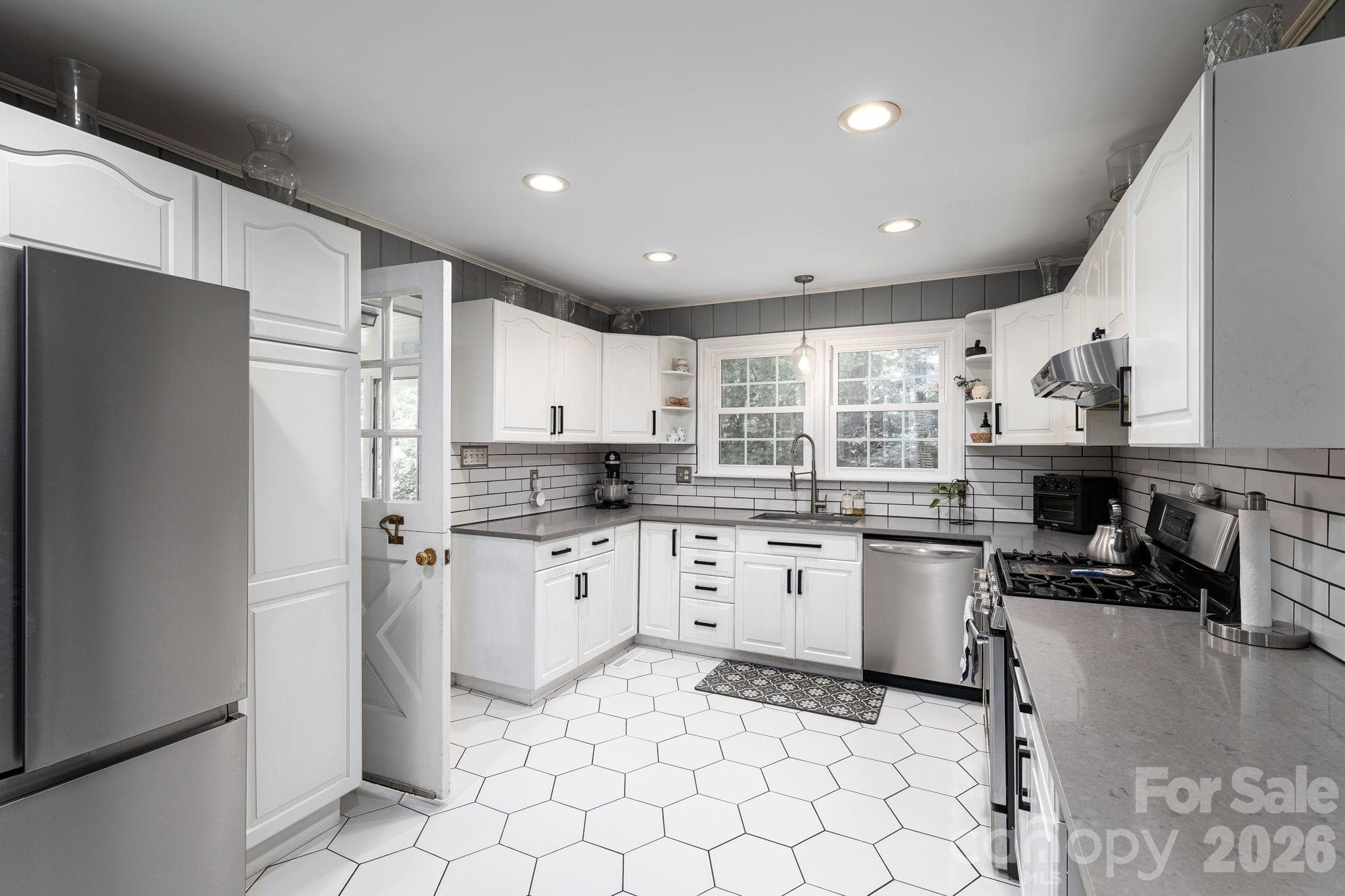 Single Family Residence at 504 Dogwood Lane, Belmont, photo 10 of 33