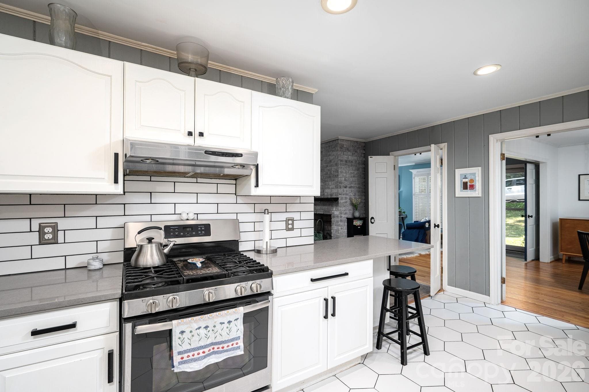 Single Family Residence at 504 Dogwood Lane, Belmont, photo 11 of 33