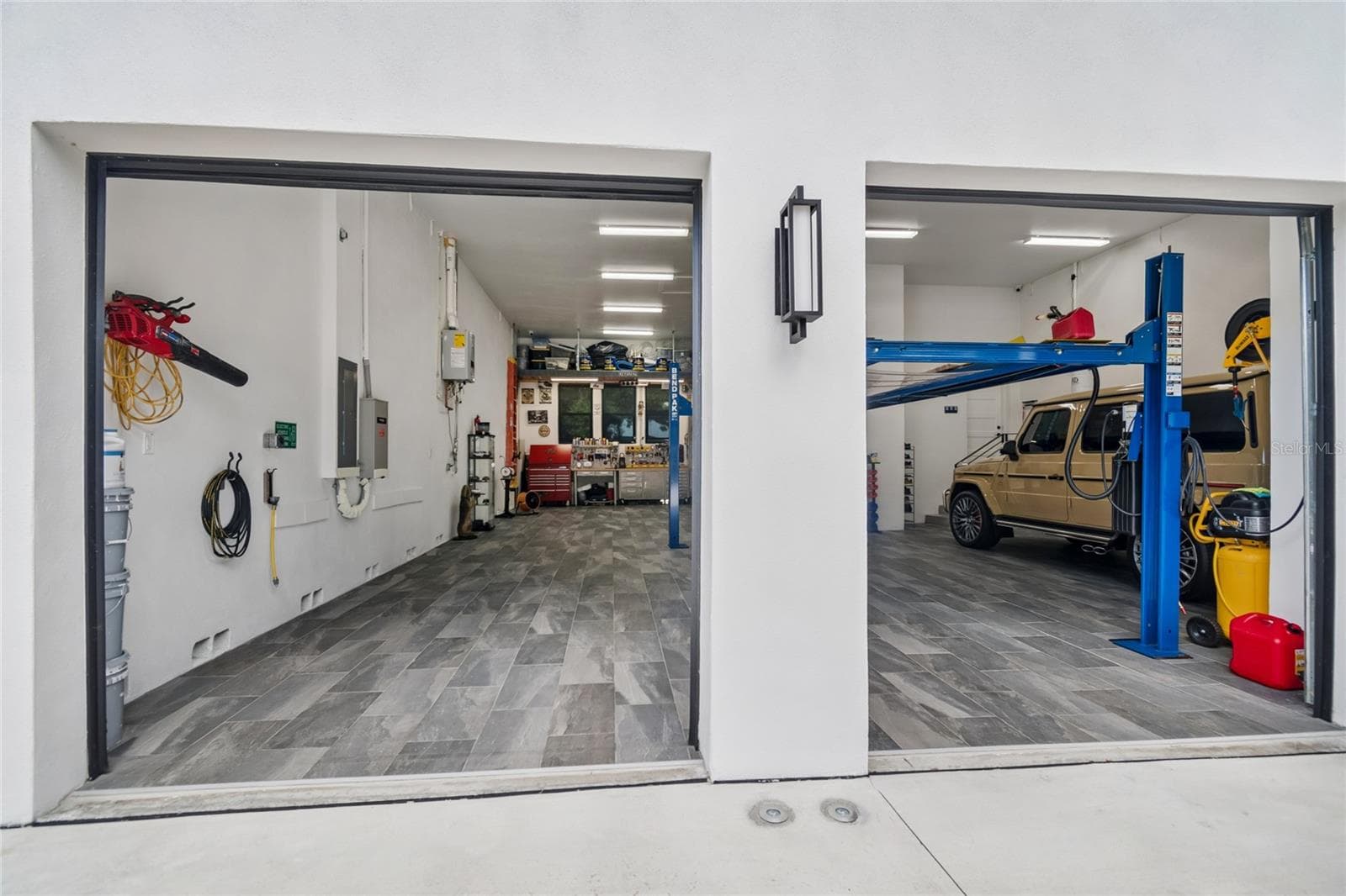 2 of 3 garage doors, with the right not shown, but oversized for extra large vehicle - 5410 BAYSHORE BLVD, TAMPA