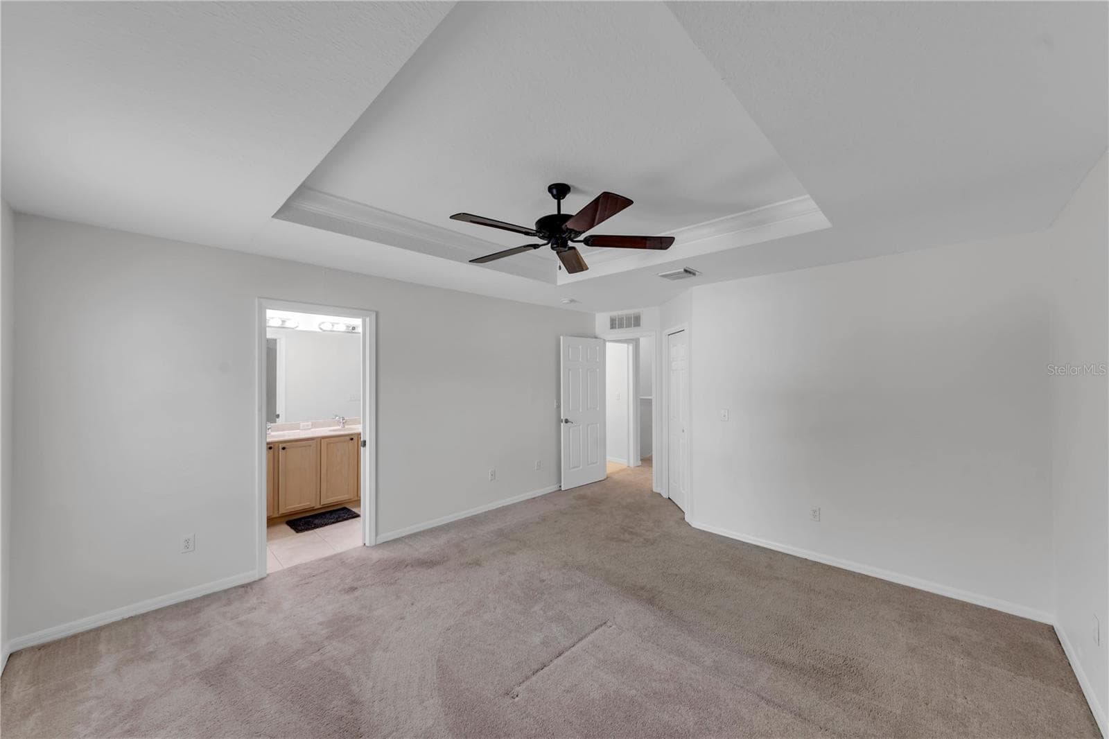 LARGE MASTER BEDROOM AND EN-SUITE BATH - 1421 RIDGE TER, TARPON SPRINGS
