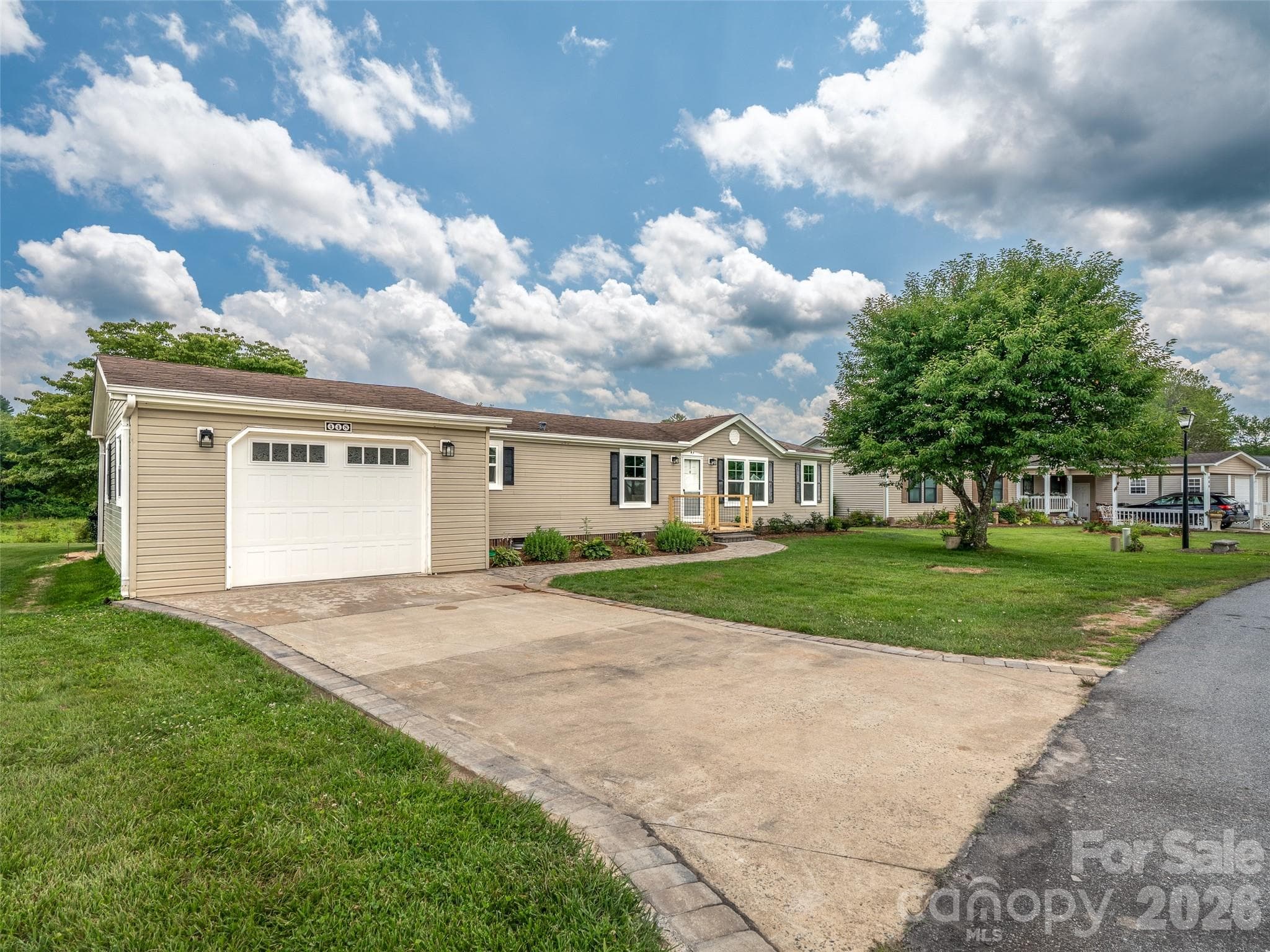 Single Family Residence at Hendersonville, photo 2 of 43