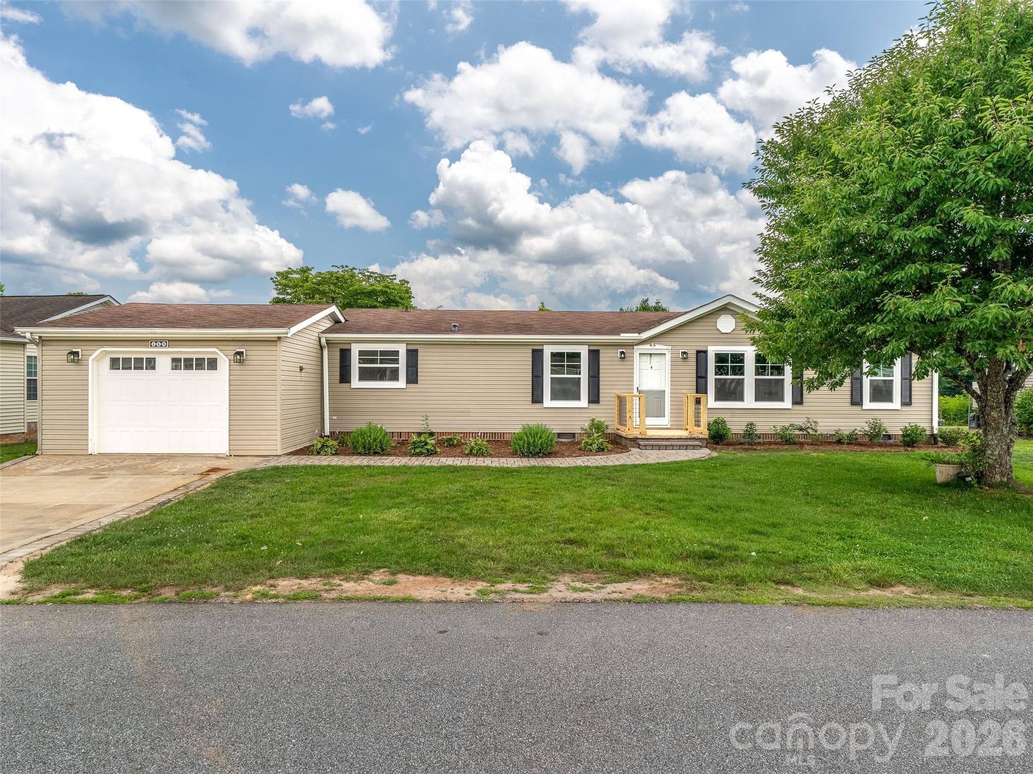 Single Family Residence at Hendersonville, photo 3 of 43