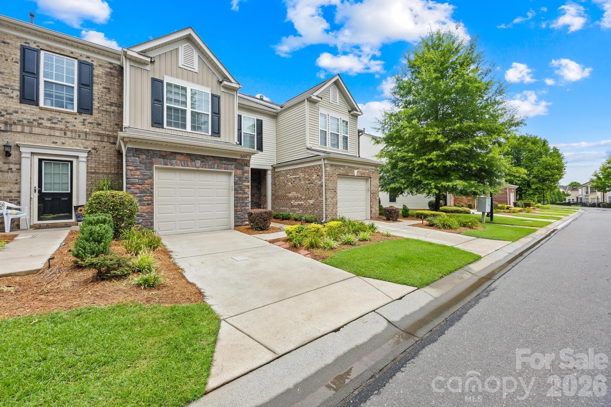 Beautiful 3 bedroom, 2.5 bath thoughtfully designed townhome with garage that blends style, comfort, and convenience. - Charlotte