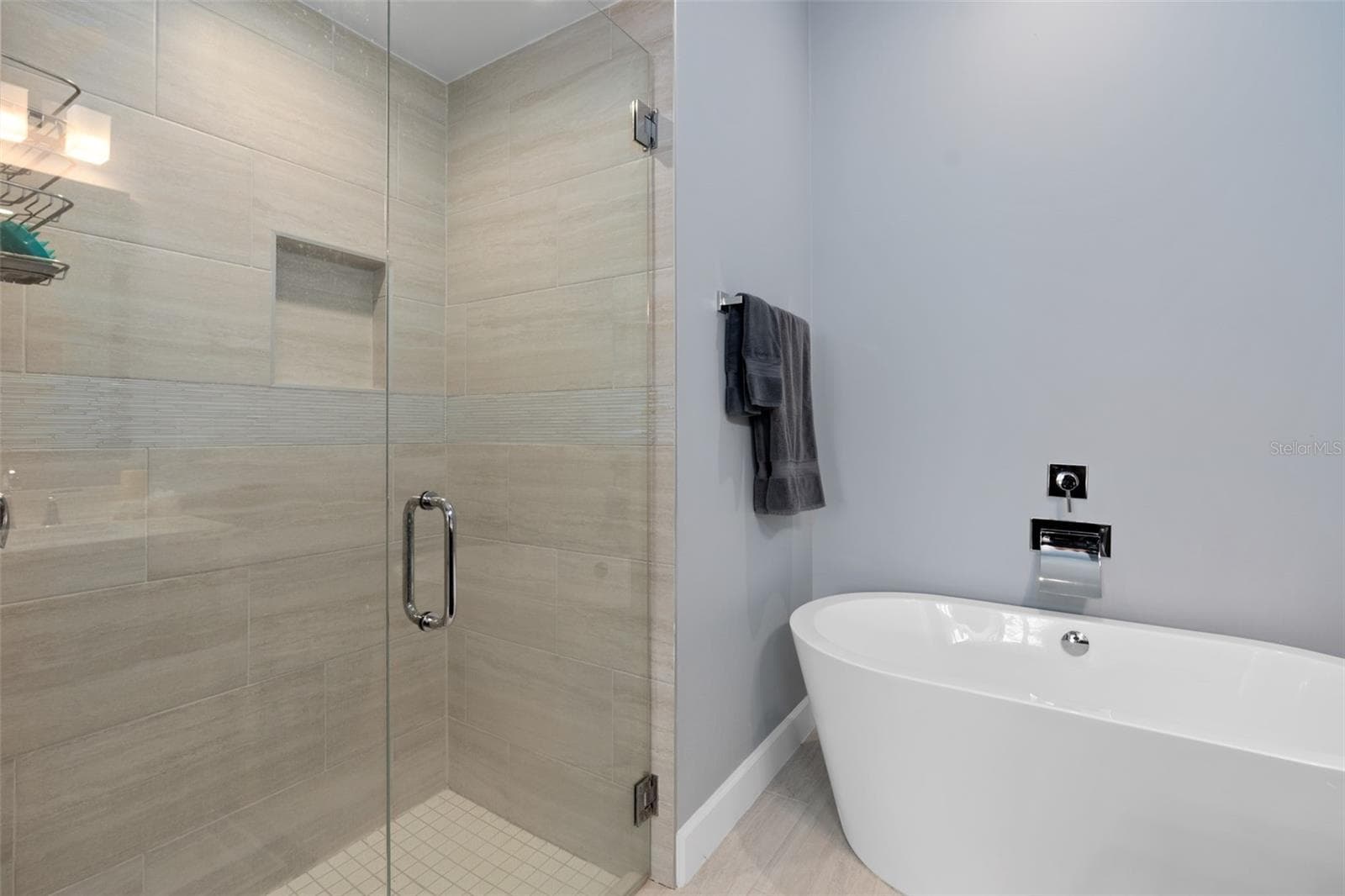 Separate Soaking Tub - 129 S PARK AVE #8E, WINTER GARDEN