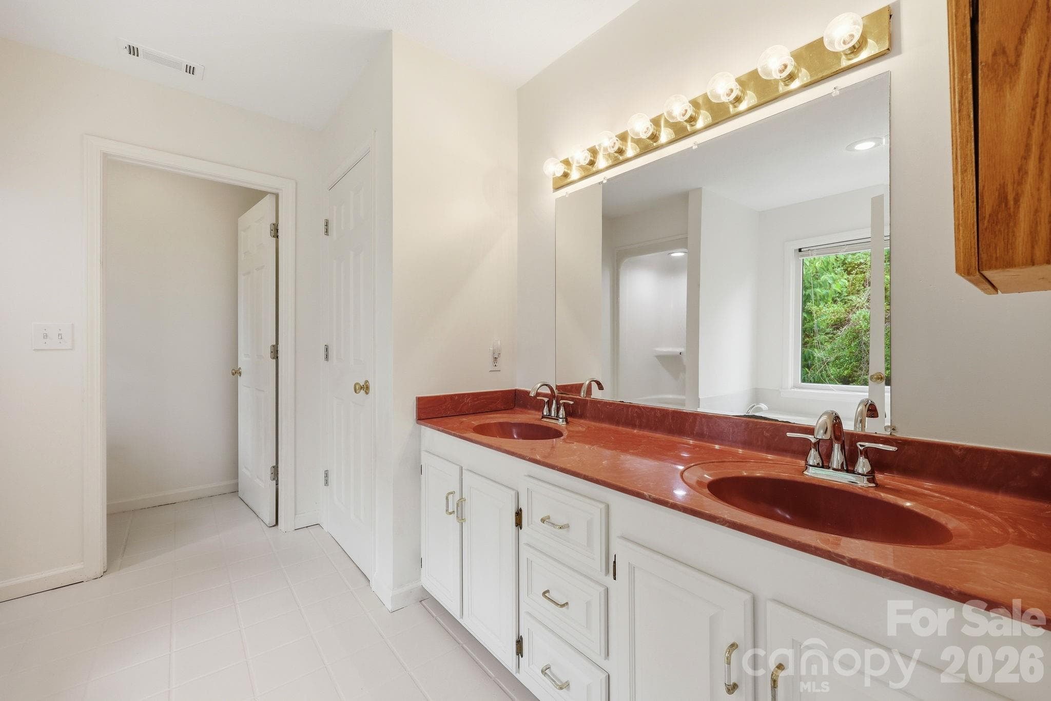 Primary Bath w/ private water closet & a clothing WIC - 1091 WINDSWEPT RIDGE Road, Marshall