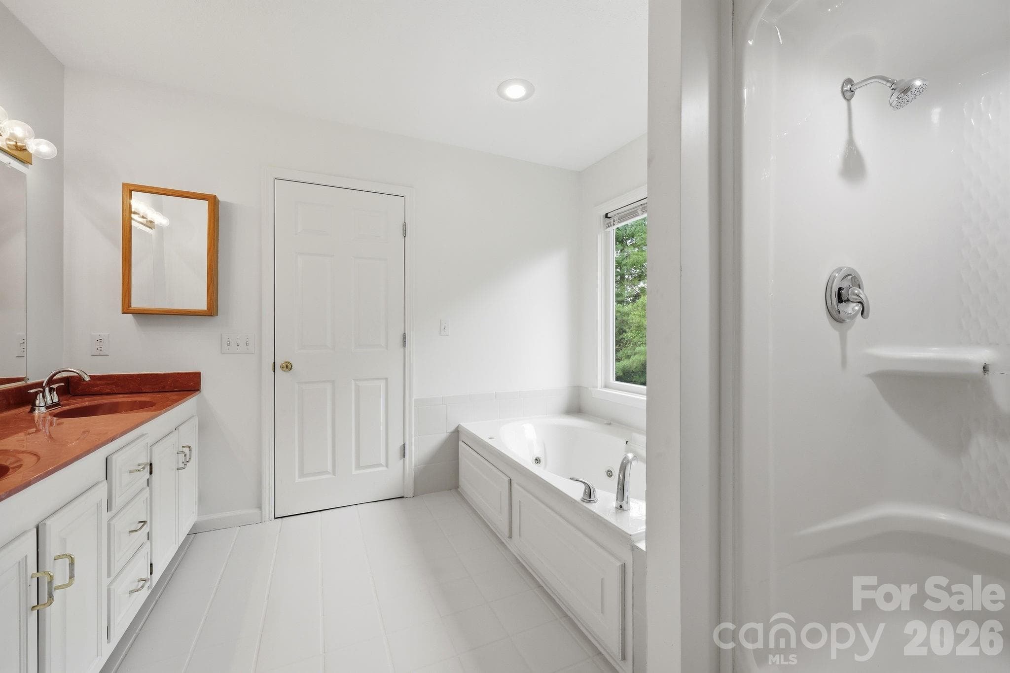 Primary BA w/ separate shower & whirlpool/garden tub - 1091 WINDSWEPT RIDGE Road, Marshall