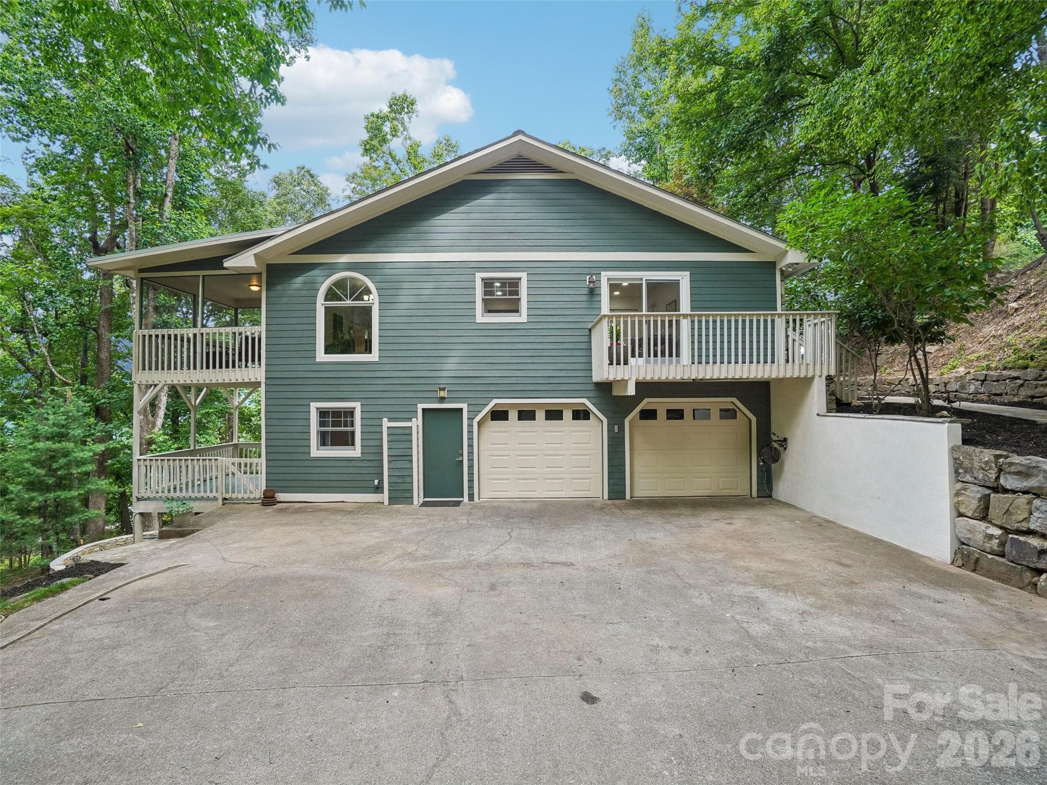 2-car garage - 10 Chestnut Top Circle, Mills River