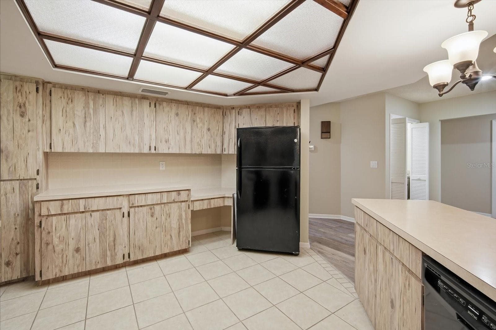 Spacious kitchen with newer appliances and ample storage - 1405 LAUREL CT, PLANT CITY