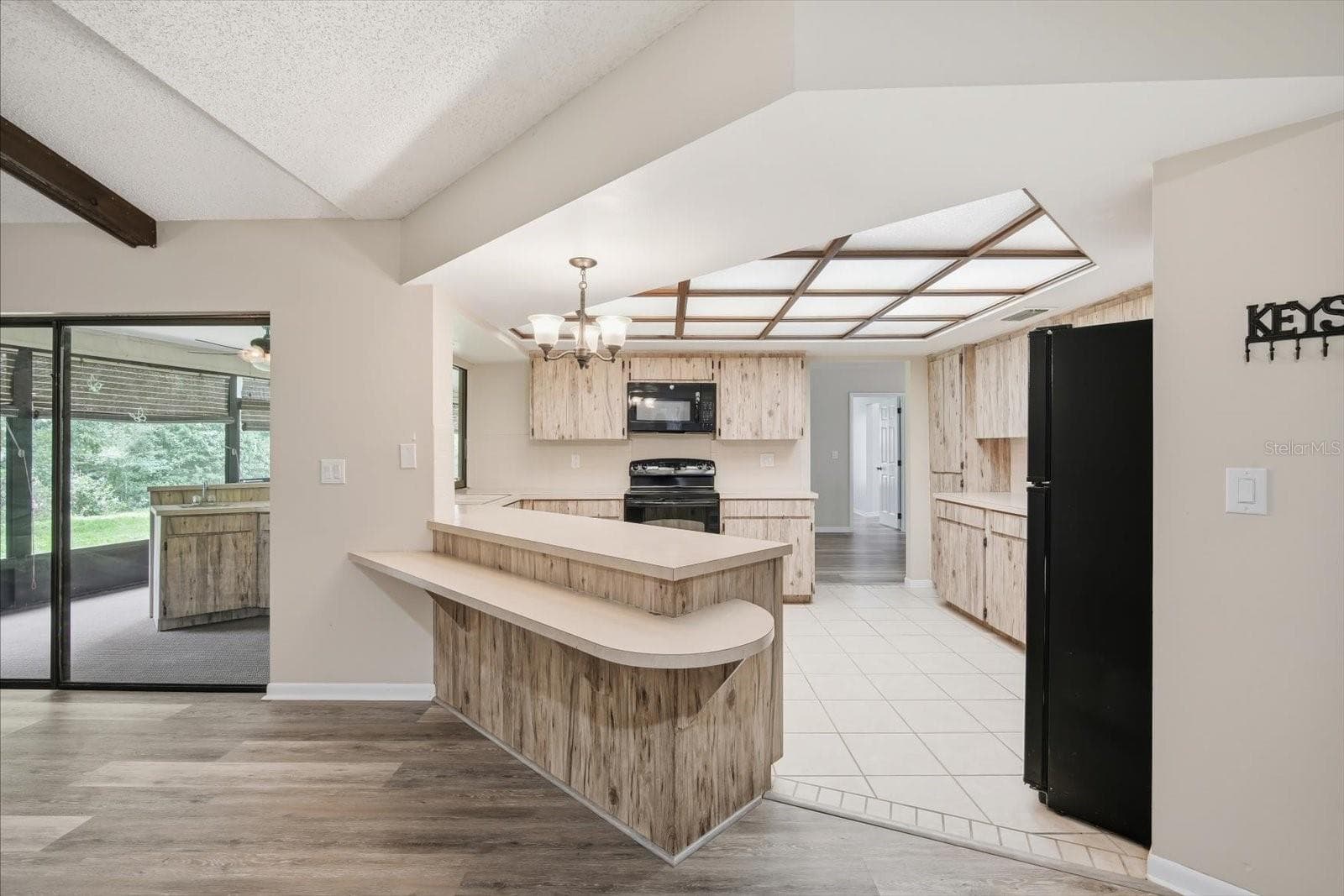 Spacious kitchen with newer appliances and ample storage - 1405 LAUREL CT, PLANT CITY